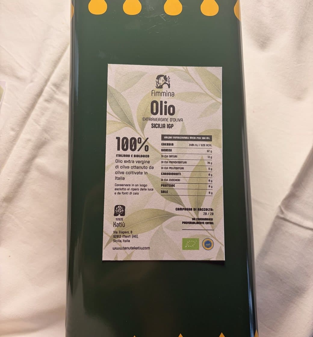 Latta verde di olio extravergine Fimmìna con l'etichetta definitiva completa di valori nutrizionali