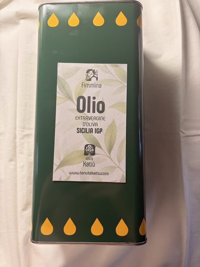 Etichetta definitiva dell'olio Fimmìna Sicilia IGP sulla latta verde