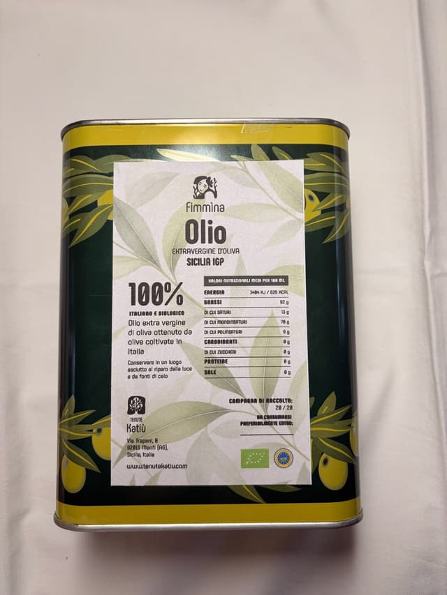 Etichetta dell'olio extravergine Fimmìna applicata su una latta di prova